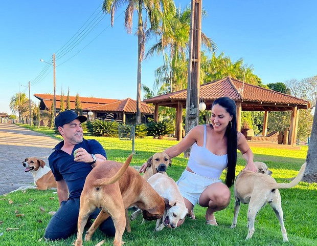 Graciele Lacerda e Zezé Di Camargo em nova foto com os cachorros de estimação (Foto: Instagram/Reprodução)