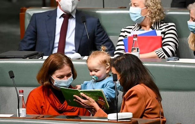 A ministra da Educação lendo para o pequeno Charlie (Foto: Reprodução/ Twitter)