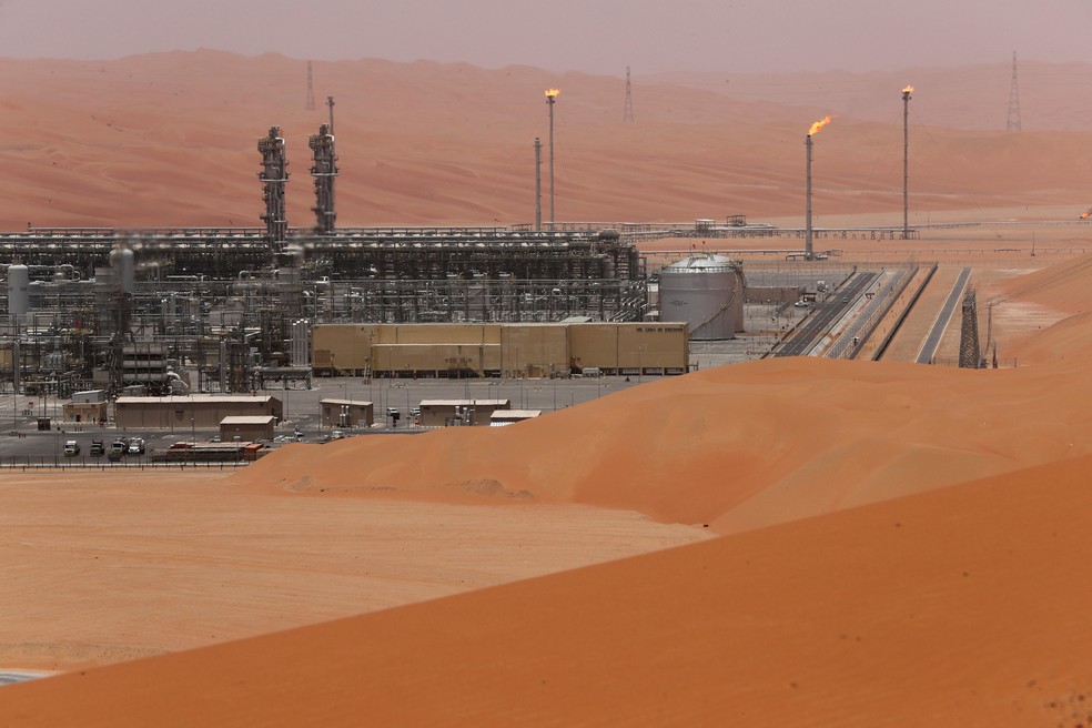 Vista geral da fÃ¡brica de GÃ¡s Natural no campo petrolÃ­fero da Saudi Aramco Shaybah no Empty Quarter, na ArÃ¡bia Saudita.  â€” Foto: Ahmed Jadallah/Reuters
