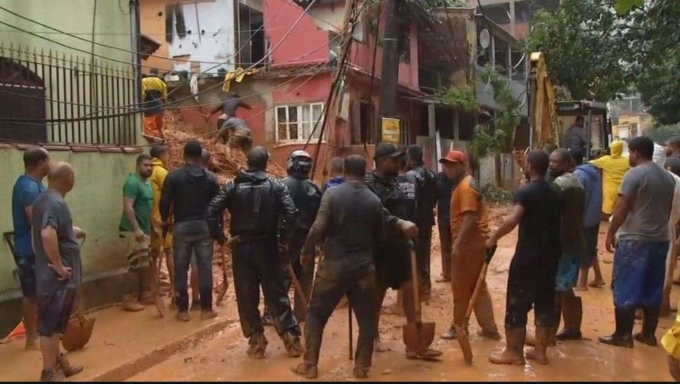 Moradores e funcionários da prefeitura após o deslizamento em Angra dos Reis — Foto: Reprodução/TV Rio Sul