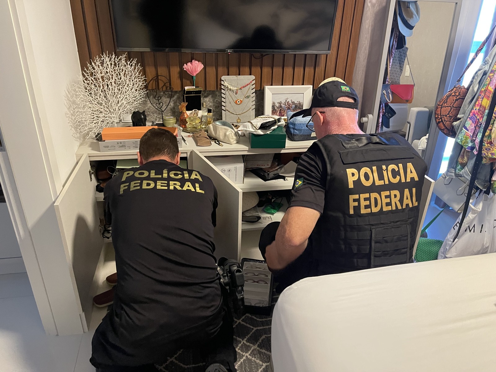 Agentes fazem busca e apreensão na casa de suspeito de tráfico internacional de drogas — Foto: Divulgação/PF