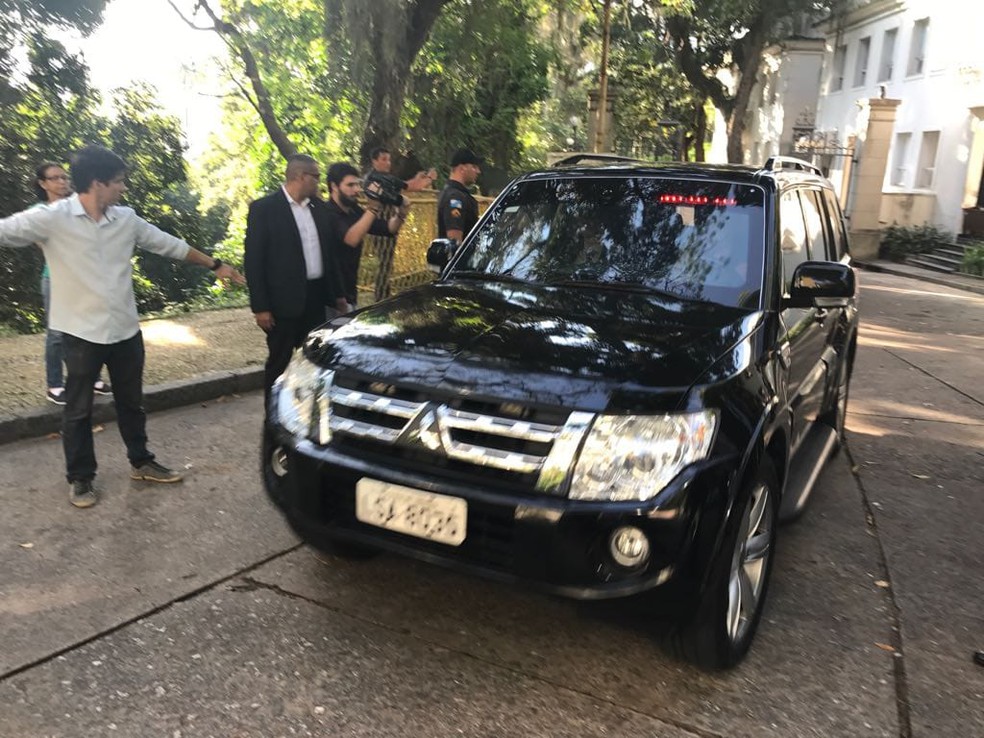 Carro descaracterizado da PF deixa o Palácio Laranjeiras, onde mora Pezão — Foto: Cristina Boeckel/G1