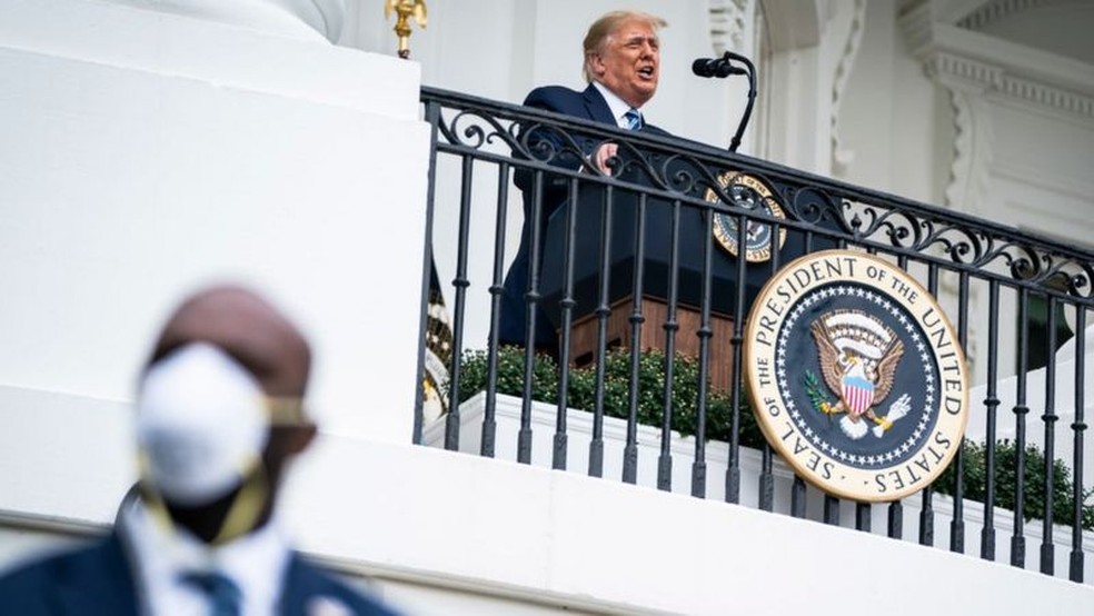 Serviço Secreto é aquele que poderia cumprir a eventual tarefa de escoltar Trump para fora da residência presidencial — Foto: Getty Images/BBC