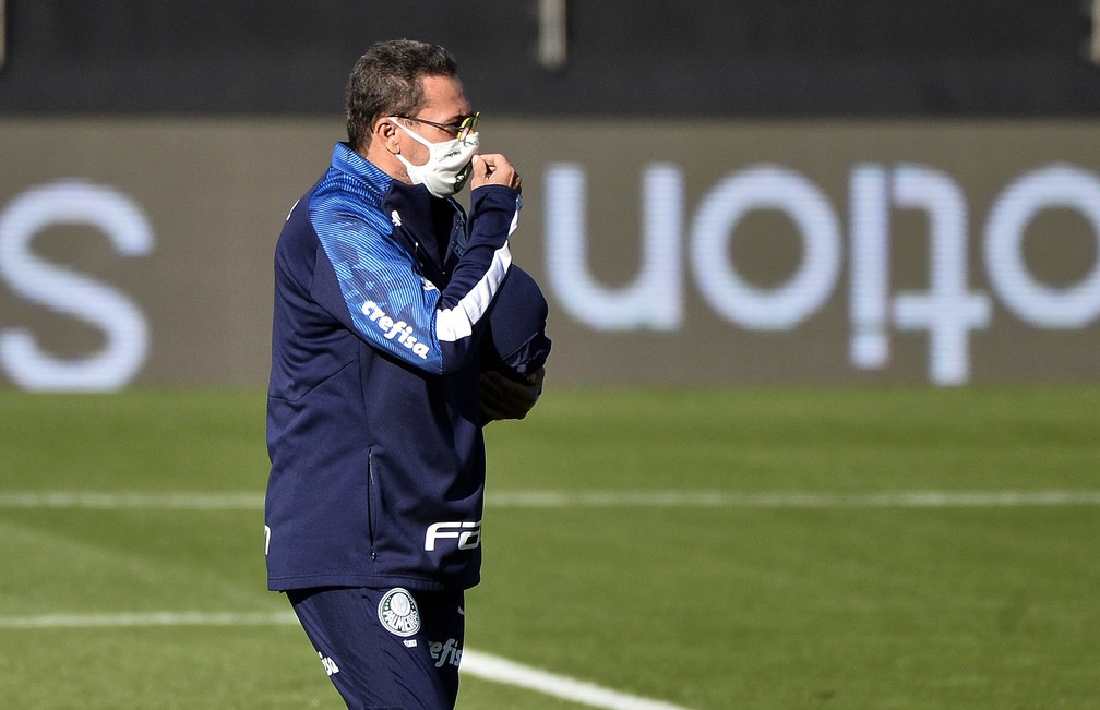Luxemburgo observando a partida entre Palmeiras e Santos — Foto: Marcos Ribolli