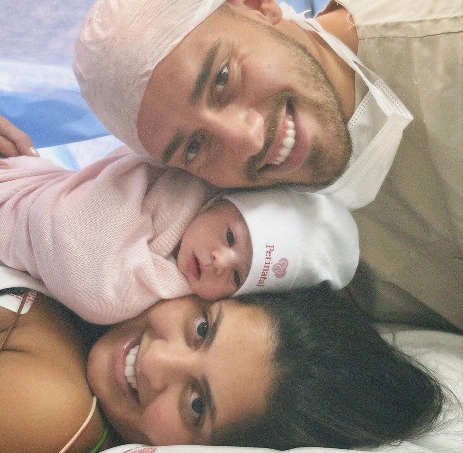 Danielle Favatto e Fábio Henrique do Prado com a primeira filha, Maria Eduarda