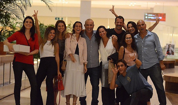 Malvino Salvador e sua mulher, Kyra Gracie, posam com família após jantar em shopping no Rio de Janeiro (Foto: AgNews)