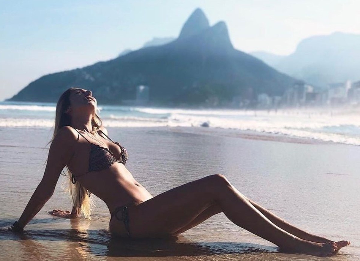 Carol Portaluppi posa na praia (Foto: Reprodução/Instagram)