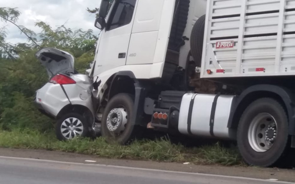 Acidente entre carro e caminhão deixa morto na BR-242, no oeste da Bahia — Foto: Reprodução/TV Oeste