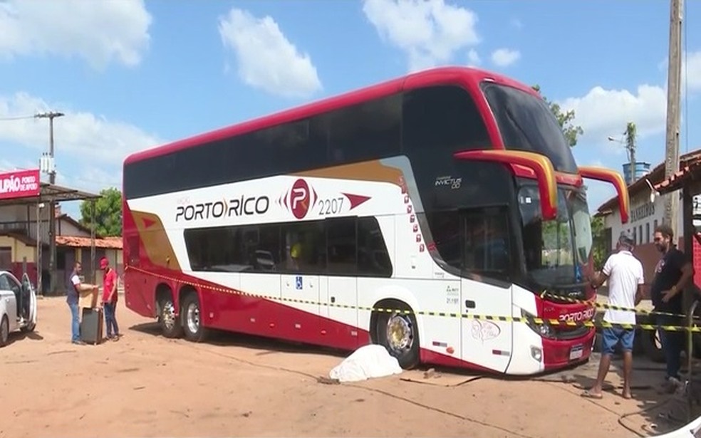 Silvestre Braga de Sousa tinha 32 anos e morreu esmagado após o macaco não suportar o peso do ônibus e despencar em cima do mecânico — Foto: Reprodução/TV Mirante