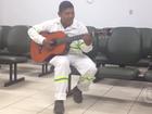 Cover de Amado Batista, coletor de lixo sonha com carreira na música
