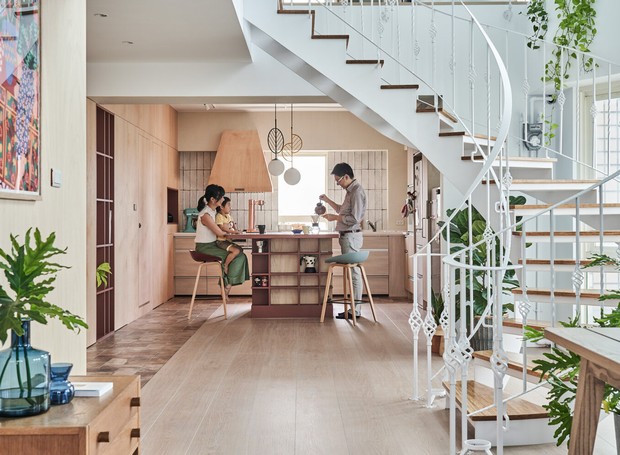 Para o arquiteto Diego Revollo, é preciso valorizar o tempo dentro de casa no qual passamos com os familiares, plantas e bichos de estimação na quarentena. Projeto do HAO Design (Foto: Hao Design/Reprodução)