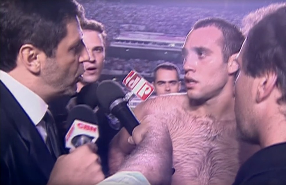 O delegado Nico dá voz de prisão ao jogador argentino Leandro Desábato, em 2005, no estádio do Morumbi, em São Paulo. — Foto: Reprodução/TV Globo