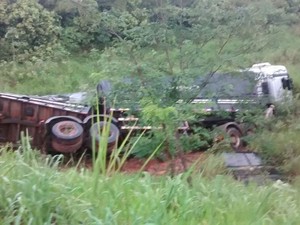 Caminhão caiu na ribanceira após a batida na rodovia  (Foto: Enviadas por Anderson Campezano/ TEM VOCÊ)