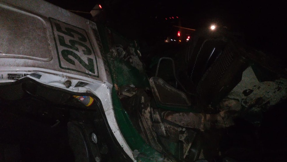 Veículo ficou completamente destruído — Foto: Corpo de Bombeiros/Divulgação