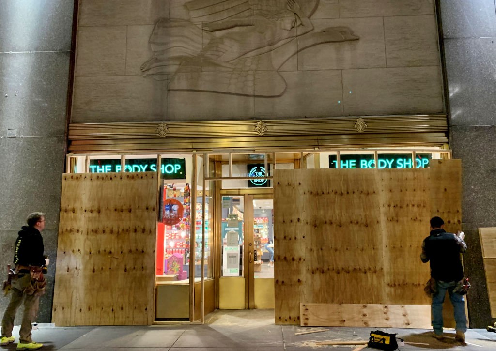 NEW YORK CITY, UNITED STATES  NOVEMBER 2, 2020: Boarding up the Body Shop on the eve of the 2020 US Election Day for fear of unrest. Maria Khrenova/TASS (Photo by Maria Khrenova\TASS via Getty Images) (Foto: Maria Khrenova/TASS)