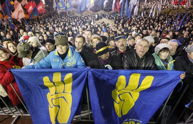 Oposição ucraniana protesta na Praça Europa, em Kiev (Foto: Agência EFE)