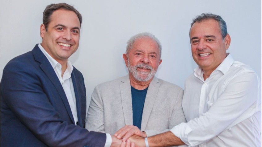 Lula com o governador Paulo Câmara e o pré-candidato ao governo de Pernambuco, Danilo Cabral — Foto: Ricardo Stuckert