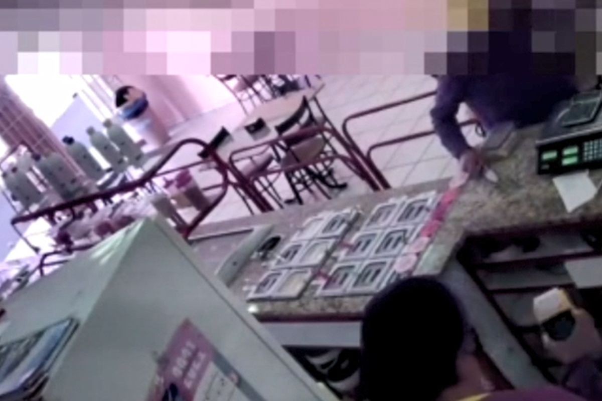 Criminoso ameaça atendente com faca e rouba dinheiro do caixa de sorveteria em São Manuel; vídeo