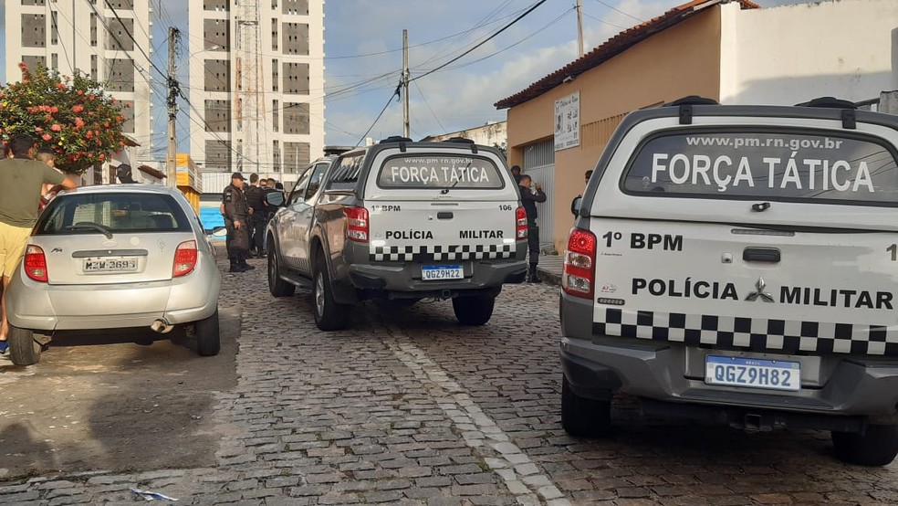 Dois suspeitos de assalto foram mortos em frente a uma sorveteria no bairro Lagoa Seca em Natal — Foto: Sérgio Henrique Santos/Inter TV Cabugi
