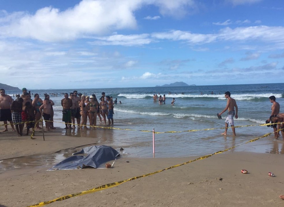 Homem foi morto na praia dos Ingleses, em Florianópolis (Foto: Emanuel Conexão Comunidade: Emanuel Soares / Jornal Conexão Comunidade)
