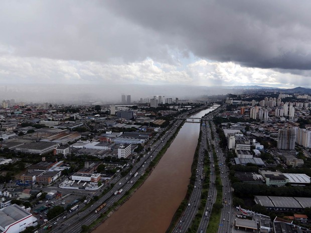 Chuva cai sobre prédios à margem do rio Tietê em São Paulo (Foto: Paulo Whitaker/Reuters)