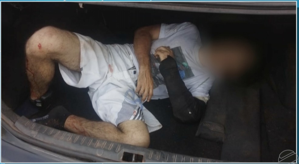 Homem foi encontrado em porta-malas de carro abordado pela PM â Foto: TVCA/ReproduÃ§Ã£o