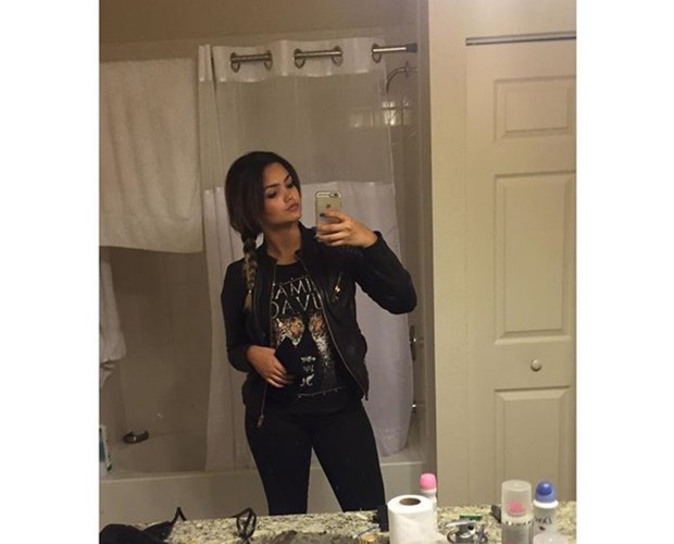 Suzanna Freitas faz selfie em banheiro (Foto: Reprodução / Instagram)