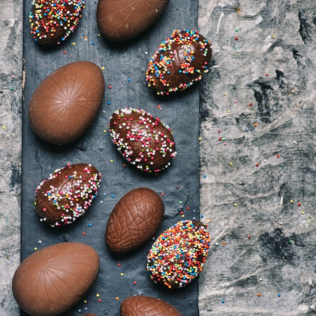 Chocolate Easter eggs with dessert sprinkles on a table top view (Foto: Getty Images)