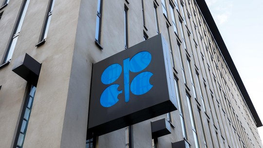 Opep+ reafirma plano de seguir com cortes de oferta de petróleo em meio a incerteza sobre demanda