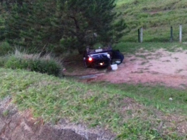 Carro caiu em um ribanceira após capotar em Agudos  (Foto: Luiz Carlos de Paula/ Arquivo pessoal )
