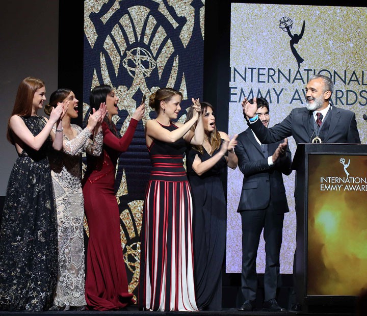 Elenco de 'Império' subiu ao palco om Papinha para receber o Emmy Internacional (Foto: TV Globo/ Luiz C. Ribeiro)