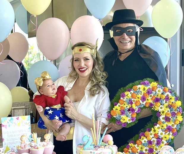 Edson Celulari, ao lado da esposa Karin Roepke, comemorou dois meses de vida de sua filha, Chiara (Foto: Reprodução / Instagram)