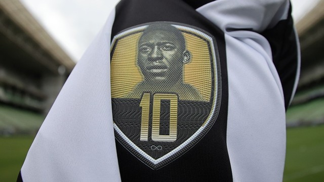 Patch na camisa do Atl&eacute;tico-MG faz homenagem a Pel&eacute;