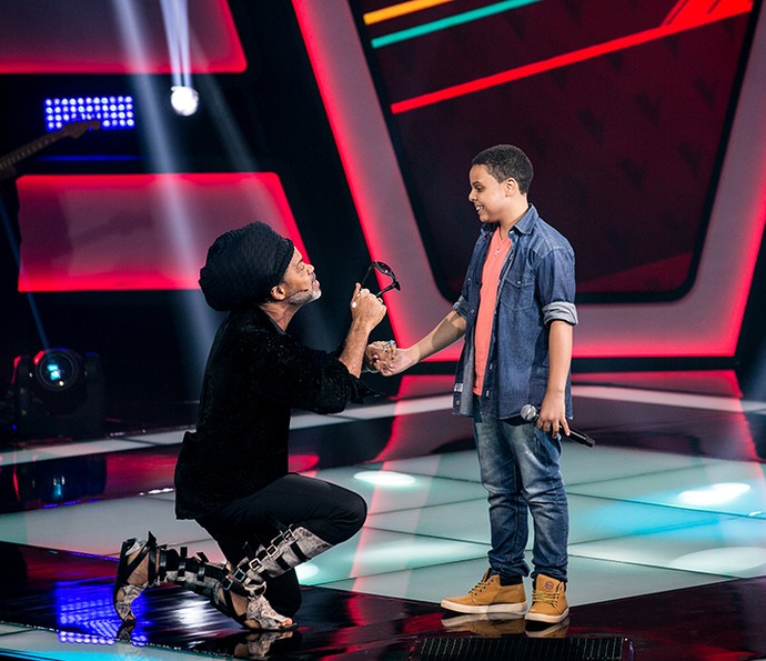 Carlinhos Brown conversa com Ryandro Campos no palco do The Voice Kids (Foto: Isabella Pinheiro/Gshow)