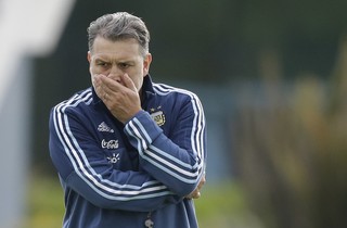 Tata Martino preocupado treino Argentina (Foto: AP Photo/Natacha Pisarenko)