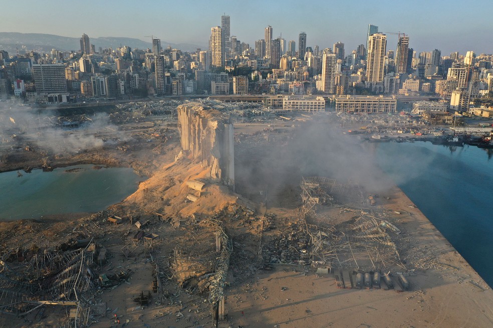 Imagem feita por drone mostra a local da explosão no porto de Beirute, no Líbano, nesta quarta-feira (5)  — Foto: Hussein Malla/AP