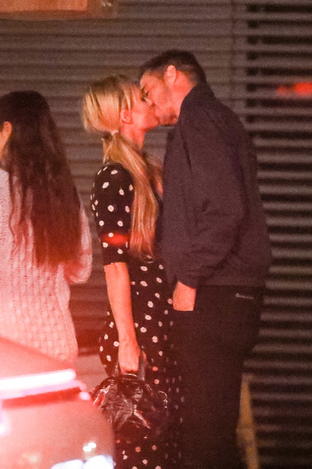 Paris Hilton é vista aos beijos com o namorado em saída de restaurante