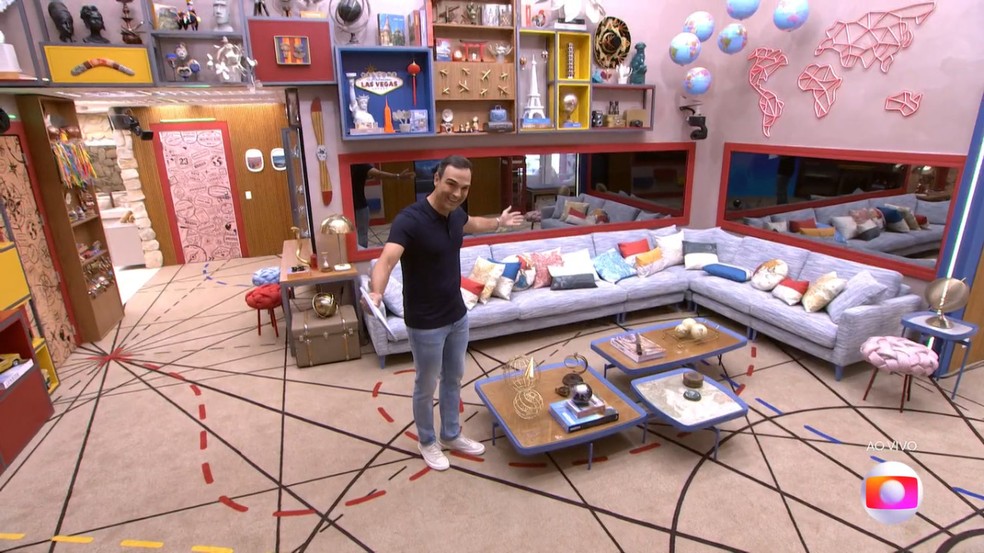Tadeu Schmidt mostrou a sala da casa do BBB 23 — Foto: Globo