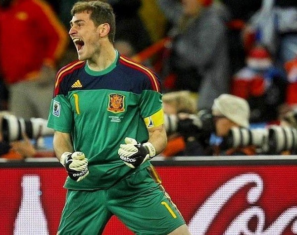 Casillas na final da Copa do Mundo de 2010, vencida pela Espanha - o goleiro foi o capitão da equipe e levantou a taça (Foto: Instagram)