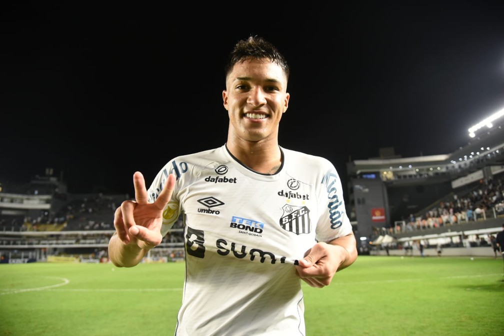 Quem é o centroavante do Santos?
