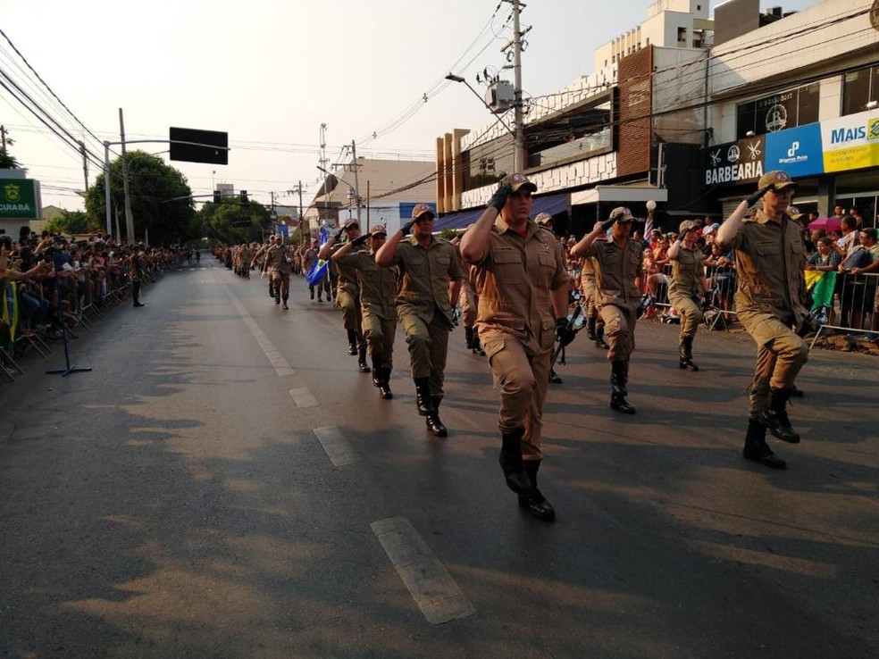 Comemoração teve início por volta das 7h na Praça Santos Dumont, em Cuiabá — Foto: Luiz Vieira/TV Centro América