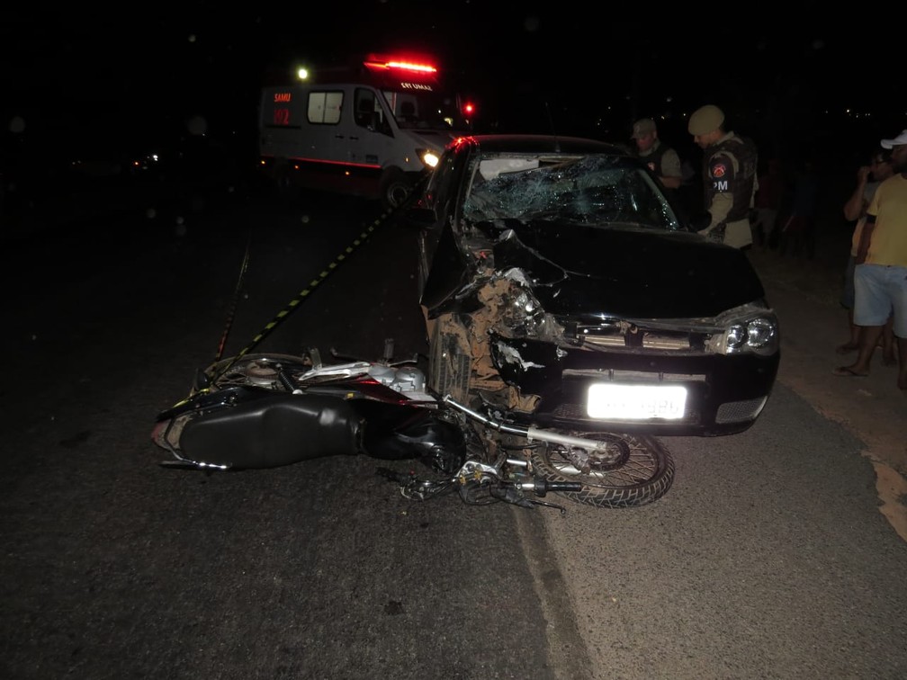 Casal morreu apÃ³s serem atingidos por carro, na BR-242, no sudoeste da Bahia â Foto: Edivaldo Braga