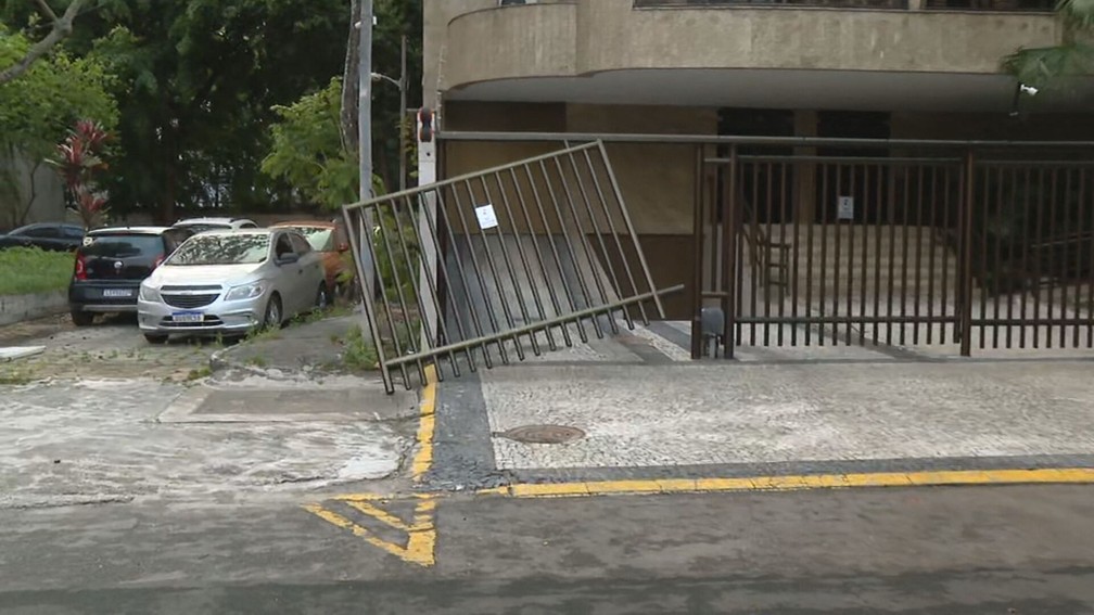 Vento arranca portão de prédio na Barra da Tijuca, Zona Oeste do Rio, na manhã desta quinta (11) — Foto: Reprodução