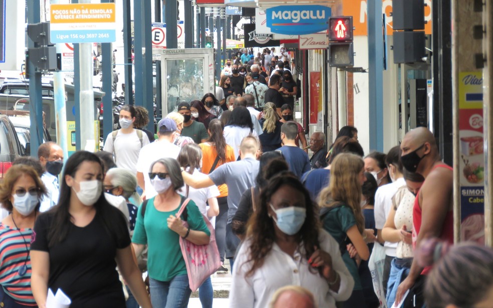 Uso de máscaras de proteção em ambientes abertos continua facultativo em Poços de Caldas (MG) — Foto: Marcos Corrêa