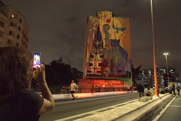 Mural no Minhocão ganha projeções noturnas (Foto: divulgação)