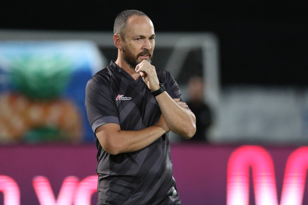Moisés Egert, comandando o Botafogo-PB: ele foi o quinto técnico demitido no Campeonato Paraibano — Foto: Marlon Costa/Pernambuco Press