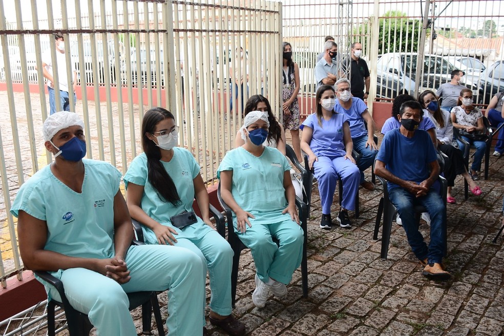 Tupã inicia vacinação contra a Covid pelos funcionários da Santa Casa — Foto: Prefeitura de Tupã/Divulgação