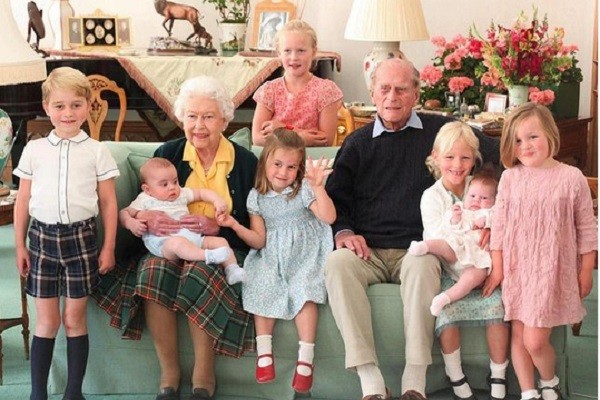A homenagem compartilhada no Instagram da Família Real na qual o Príncipe Philip e a Rainha Elizabeth 2ª posam com sete bisnetos, mas sem a presença de Archie, filho do Príncipe Harry com a atriz Meghan Markle (Foto: Instagram)