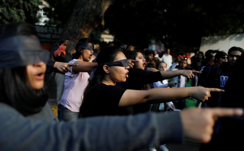 Manifestantes com os olhos vendados participam de um protesto em Nova Deli, na Índia, em solidariedade às vítimas de estupros e em oposição à violência contra a mulher neste sábado (7) — Foto: Adnan Abidi/Reuters