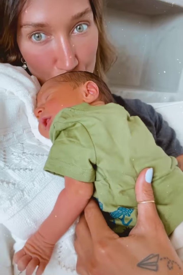 Gabriela Pugliesi posta primeira foto com o sobrinho recém-nascido (Foto: Reprodução/Instagram)